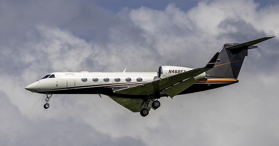 Dassault Falcon 2000 super midsize jet