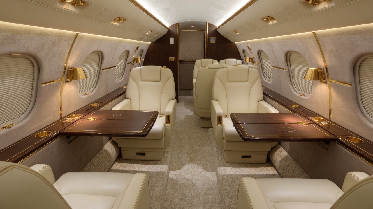 Bombardier Challenger 350 super midsize jet